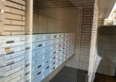 【設備】 | デュオセーヌ緑山 | エントランス付近に設置されている集合ポストは、住んでいる部屋と離れているため、ポストをあさるなど誰かに何かされていても被害に気づきにくいです。入居する時には他人に特定されにくい番号で鍵をかけましょう！