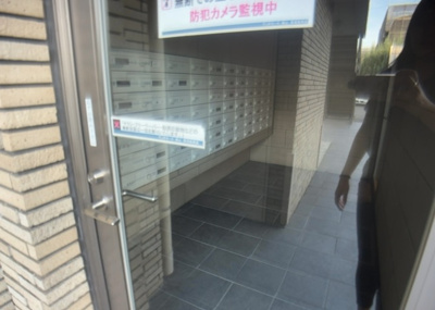 【設備】 | デュオセーヌ緑山 | エントランス付近に設置されている集合ポストは、住んでいる部屋と離れているため、ポストをあさるなど誰かに何かされていても被害に気づきにくいです。入居する時には他人に特定されにくい番号で鍵をかけましょう！