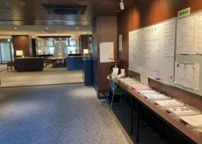 【ロビー】 | デュオセーヌ緑山 | ロビーというと、エントランスと何がちがうの？と思いますよね。実はロビーとエントランスには明確な決まりはありません。物件によっては、エントランスを入って広がるある程度の広さのある空間がロビーとなります。