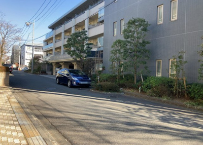 【外観】 | デュオセーヌ緑山 | 隣家の土地はどうなっているのか、生活利便施設が近くにあるのか、学校まで近いかなど、お客様のライフスタイルにあわせたイメージが重要です。また、近くにあると困る施設が近くにないかも確認するといいでしょう。