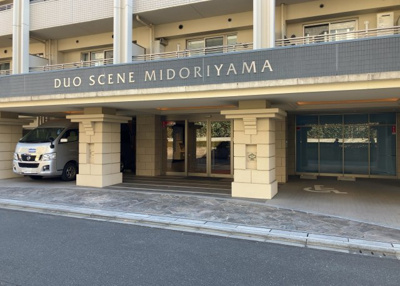 【現況写真】 | デュオセーヌ緑山 | 道幅が広い場所は日当たりや風通が良好です。幅が広いのですれ違いも可能ですし大きな車でも駐車可能！一方で、大型車が通ることも多くなるため交通量の増加により騒音に繋がります。また土地の値段が高くなります。