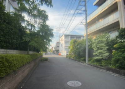 【展望】 | デュオセーヌ緑山 | 眺望を気にして物件を探す場合、前面に建物が建っていないか現地で確認しましょう！前面に建物があると景色はもちろん、日当たりや風通しにも影響が出てきます。住んだ時のことを想像しながら現地見学をしましょう。