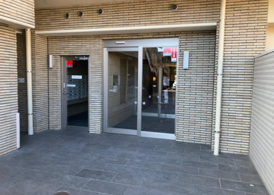 【玄関】 | デュオセーヌ緑山 | 玄関は家の顔でもあり、家族以外の目にも止まる場所です。玄関は外との間を仕切る扉、靴などをしまっておく収納スペース、靴脱ぎのたたきスペース、来客とのやり取りをするドアホンなど複数のアイテムからなります。