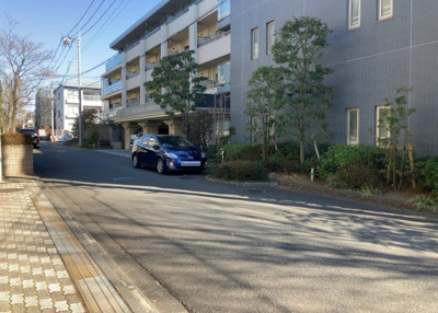 【外観】 | デュオセーヌ緑山 | 外観はマンション管理がされているかの目安になります。築年数が古いと、壁面は劣化してひび割れが生じることも！建物が古びていても細かいところが修繕されていると、きちんと管理されているなぁと感じるでしょう。