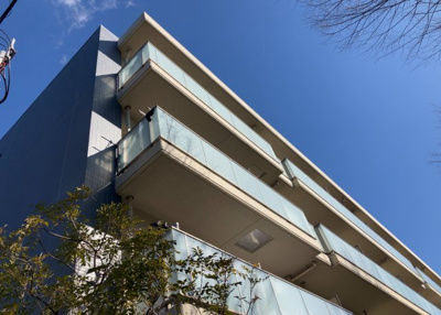 【バルコニー】 | デュオセーヌ緑山 | 一般的なバルコニーは、奥行1.5ｍ程ですが、ワイルドバルコニーは2ｍまで広がっています。そのため洗濯物の間隔をあけ干すことができ、乾きやすいというメリットや、ガーデニングが楽しめる等の特徴があります。