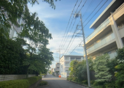 【展望】 | デュオセーヌ緑山 | 眺望の良さを楽しめるダイニングキッチンで家族団らんの時間を過ごしてはいかがでしょうか。バルコニーから見える景色を家族で眺める時間は、時間が経つのを忘れてしまいそうですね。是非、現地を見に行きましょう！