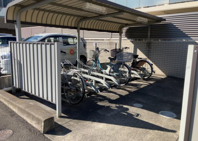 【駐車場】 | デュオセーヌ緑山 | 車一台あたりに必要なスペースは、標準サイズの普通自動車で横幅2m50cm、長さ5mは必要になります。ただし、乗降のことも考慮して横幅3m30cm、長さ5m50cmほどは確保できるところを選びましょう。