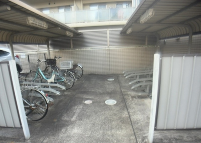 【駐車場】 | デュオセーヌ緑山 | 車一台あたりに必要なスペースは、標準サイズの普通自動車で横幅2m50cm、長さ5mは必要になります。ただし、乗降のことも考慮して横幅3m30cm、長さ5m50cmほどは確保できるところを選びましょう。