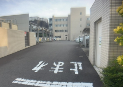 【駐車場】 | デュオセーヌ緑山 | 駐車場と明記されていても、最小スペースでつくられた駐車場だと大型車は駐車できなかったり、出入りしにくくなったりする可能性があります。お車のサイズと購入したい物件の駐車場のサイズを現地で確認しましょう。