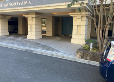 【駐車場】 | デュオセーヌ緑山 | 駐車場と明記されていても、最小スペースでつくられた駐車場だと大型車は駐車できなかったり、出入りしにくくなったりする可能性があります。お車のサイズと購入したい物件の駐車場のサイズを現地で確認しましょう。