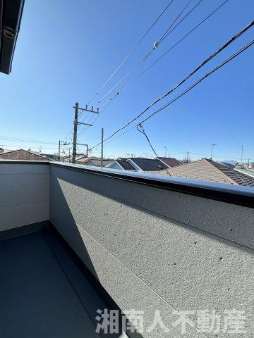 茅ヶ崎市若松町新築戸建てのバルコニー|開放的で明るい空間を演出してくれるバルコニーです