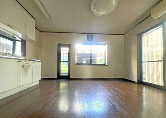 【中古】鶴ヶ島市五味ヶ谷中古住宅の居間・リビング|こちらの居間で趣味の時間をお楽しみください