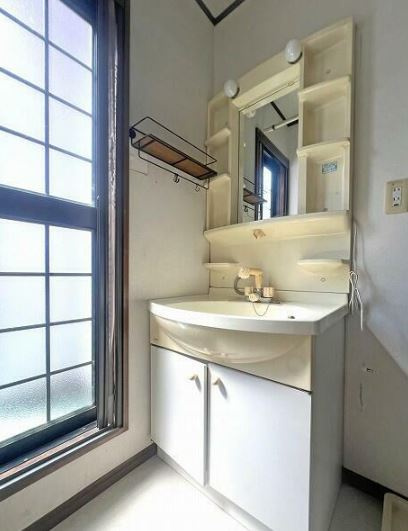 【中古】鶴ヶ島市五味ヶ谷中古住宅の独立洗面台|朝の身支度に欠かせない三面鏡の洗面台です！