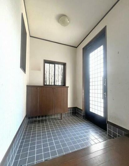 【中古】鶴ヶ島市五味ヶ谷中古住宅の玄関|明るい玄関ホールです☆