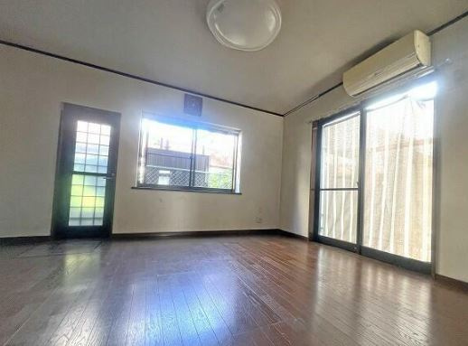 【中古】鶴ヶ島市五味ヶ谷中古住宅の居間・リビング|窓も多く採光・採風しっかり取れています！