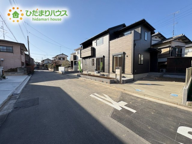 熊谷市肥塚　新築一戸建て　ブルーミングガーデン　01の前面道路含む現地写真