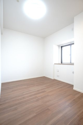 【洋室】 | 【上質リノベ】ヴェルディ府中ガーデンヒルズ | 【西側洋室約6.0帖】
心と体をゆったりと安らげる主寝室。
寝室のゆとりが大きい分だけ、
暮らしの安らぎは深まります。
一日の疲れを癒すだけでなく、
ご夫婦の親密な語らいを紡ぎ出します。