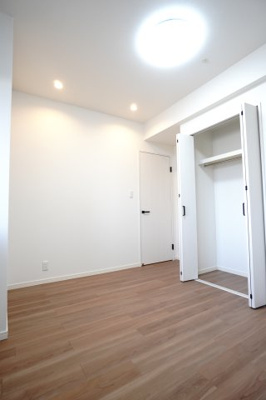 【洋室】 | 【上質リノベ】ヴェルディ府中ガーデンヒルズ | 【西側洋室約6.0帖】
どんな家具や敷物でも部屋に馴染みやすく、
コーディネートがし易そうですね。
配置も柔軟に対応できるので身の回りの整理もし易い！
自分好みの空間に出来そうですね！