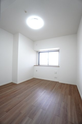 【洋室】 | 【上質リノベ】ヴェルディ府中ガーデンヒルズ | 【東側洋室約6.0帖】
居室にはクローゼットを完備。
自由度の高い家具の配置が叶うシンプルな空間です。
お子様の成長と人数と共に必要になる
子供部屋にもぴったりの間取りですね。