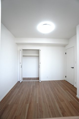 【洋室】 | 【上質リノベ】ヴェルディ府中ガーデンヒルズ | 【東側洋室約6.0帖】
こども部屋をコーディネート！このぐらいの広さがあれば、 
お子さんの好きな色やモチーフを使ったコーディネートで、
勉強もお片付けも全部楽しいお気に入りの空間にしていけそうですね