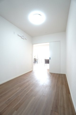 【洋室】 | 【上質リノベ】ヴェルディ府中ガーデンヒルズ | 【洋室約5.0帖】
在宅勤務・リモートワークの書斎や、
趣味やくつろぎのスペースとしても。
家族と一緒に楽しい時間を過ごす中にも、
一人でくつろげる時間と場所は特に良いですね。