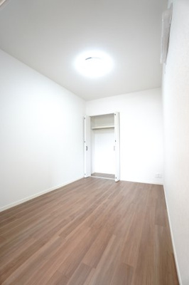 【洋室】 | 【上質リノベ】ヴェルディ府中ガーデンヒルズ | 【洋室約5.0帖】
将来、ライフスタイルや家族構成が変わった時等、
第2子供部屋としても活用できそうですね！
勿論、壁掛けエアコンも取付が出来ますので、
快適な居室環境で過ごせそうです！