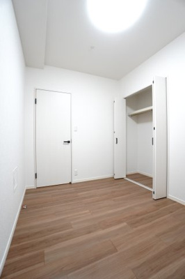 【洋室】 | 【上質リノベ】ヴェルディ府中ガーデンヒルズ | 【約4.6帖サービスルーム】
ライフスタイルや家族構成によって
 書斎や家事室、納戸としても使え
収納もしっかり容量がありお子さんのオモチャをしまうのにも◎