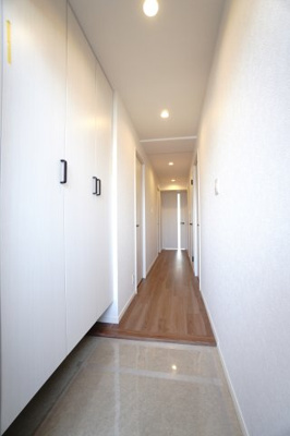 【玄関】 | 【上質リノベ】ヴェルディ府中ガーデンヒルズ | 【玄関ホール】
人を迎え入れる最初の場所だからこそ、
清潔感があり纏まった空間にして頂ける様に
大型フローティングシューズBOXを設置。
照明はオートライト。消し忘れや
出入りが暗くならなく済みます！