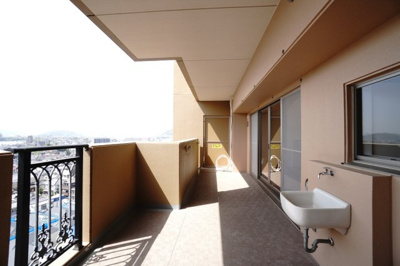 【バルコニー】 | 【上質リノベ】ヴェルディ府中ガーデンヒルズ | 【バルコニー】
リビング全面が接するワイドバルコニー。
前面の建物が邪魔することなくよく陽が当たり、お洗濯物もすぐ乾きそう！
この位の広さがあると、エアコン室外機を置いても十分なスペースを保てます。