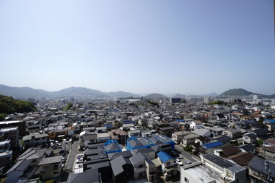 【展望】 | 【上質リノベ】ヴェルディ府中ガーデンヒルズ | 【四季を感じる】
四季の移ろい・爽やかな青空や風を感じられ
自然を愉しめるパノラマビュー。
毎日の暮らしに余裕を感じさせてくれる、
遮る物の無い開放的な眺望を是非、ご堪能ください。