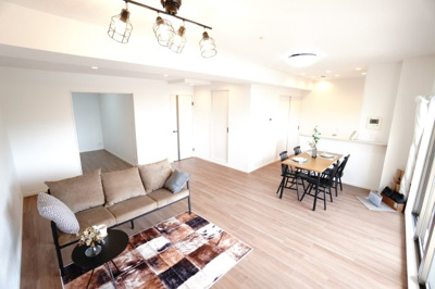 【居間・リビング】 | 【上質リノベ】ヴェルディ府中ガーデンヒルズ | 【約19.9帖LDK】
今回のリノベーションスタイルは「ボタニカルライフ」
自然を感じられる雰囲気のインテリアがよく似合い
天然素材やグリーンを取り入れて、ナチュラルな雰囲気が作りやすい。