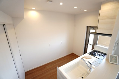 【キッチン】 | 【上質リノベ】ヴェルディ府中ガーデンヒルズ | 【キッチンスペース】
前からそこにあったような右側のパントリーは
お風呂のサイズをダウンして創り出されたスペースとなります。
キッチンを使う人のためを思えばこそのアイデアだと脱帽ものです。