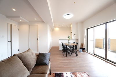 【居間・リビング】 | 【上質リノベ】ヴェルディ府中ガーデンヒルズ | 【約19.9帖LDK】
外から覗かれる心配もないので、窓を開け放って
生活をしてみたい！
バルコニーがまるでアウトドアリビングみたいな開放感があります。
広々として、一瞬どこに居たらよいのか迷いますｗ