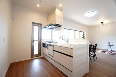 【キッチン】 | 【上質リノベ】ヴェルディ府中ガーデンヒルズ | 【キッチンスペース】
今回のキッチンは料理をすることが楽しみになる心地よさで
家族みんなが使いたくなるようなワクワクいたします。
また、リビングから手元が見えないように配慮されたデザインも嬉しい♪