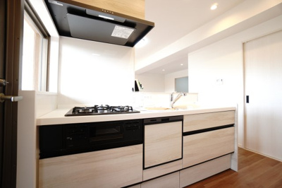 【キッチン】 | 【上質リノベ】ヴェルディ府中ガーデンヒルズ | ☆キッチンの特徴☆
・クリナップ社製
・アクリストンワークトップ
・浄水器一体型ハンドシャワー水栓
・一度に5人分食器洗い乾燥機
・フラットスリムレンジフード
・換気扇幕板が他の面材と同色