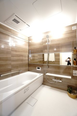 【浴室】 | 【上質リノベ】ヴェルディ府中ガーデンヒルズ | 【バスルーム】
TOTO社製RWシリーズは
「ゆるリラ浴槽」「カラリ床」で独自の技術によりバスタイムを
よりよく演出してくれます！
更に、浴室暖房乾燥機が標準設備！
お手入れが楽なシステムバスです。