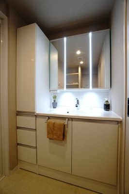 【独立洗面台】 | 【上質リノベ】ヴェルディ府中ガーデンヒルズ | 【コスメカウンター】
Panasonic社製！
「美ルックツインラインLED照明」は、
従来の照明より自然な肌の色に見える照明。
肌の色味を美しく引き立て、
洗面ボウルも広くメイクの時間をより素敵に。