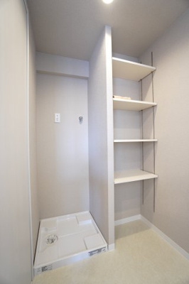 【独立洗面台】 | 【上質リノベ】ヴェルディ府中ガーデンヒルズ | 【パウダールーム】
嬉しい棚のあるリネンスペース。
しかも装着が楽なワンタッチ式の給水栓！
洗濯機置場はドラム式の洗濯機も入るサイズですが、
お手持ちのサイズが入るか要確認です！