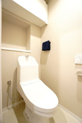 【トイレ】 | 【上質リノベ】ヴェルディ府中ガーデンヒルズ | 【レストルーム】
TOTO社製！きれいをまもるせいけつトイレ！
お掃除はサッとひとふきで完了！
少ない水で、汚れをしっかり洗い流します。
手洗い機能付きなので、もしもの時も慌てない！
キャビネット付！