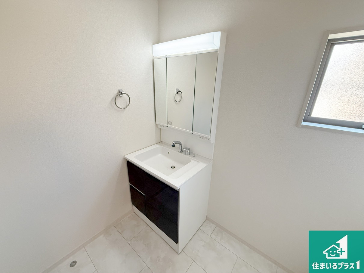 大阪市平野区加美鞍作　新築一戸建ての独立洗面台|清潔感のある洗面台です。フラットな鏡は掃除がしやすく毎日清潔！鏡裏には収納があるのでスッキリとした洗面台が保てます。