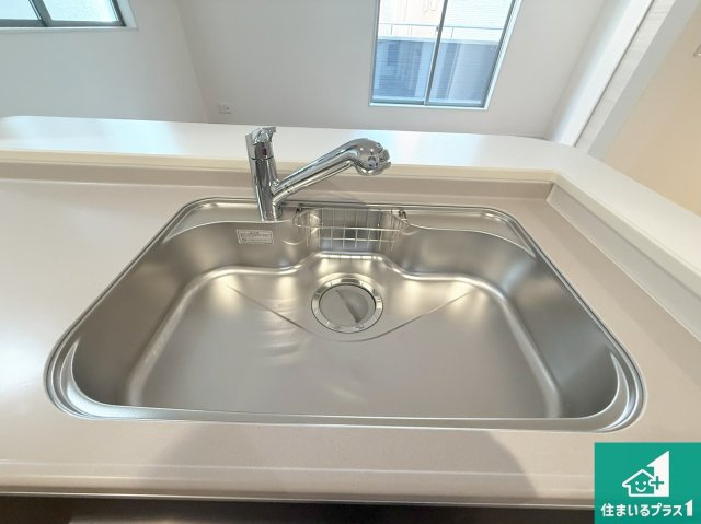 大阪市平野区加美鞍作　新築一戸建ての設備|蛇口の先端に浄水器を内蔵しています！原水と浄水、お湯と冷水、シャワーの切替えがワンタッチなので用途によって使い分けられます。