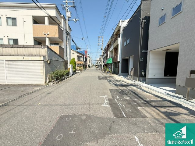 大阪市平野区加美鞍作　新築一戸建ての前面道路含む現地写真|周辺は閑静な住宅街！前面道路広々で車の出し入れも便利です。駐車が苦手な方でも安心して車庫入れできます！