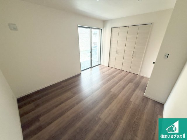 大阪市平野区加美鞍作　新築一戸建ての居間・リビング|日当たり良好の明るいリビングで朝の目覚めもスッキリできそう！対面キッチンでご家族のコミュニケーションも自然と増える設計！小さなお子様が遊ぶスペースを作っても広々とくつろげるLDK！