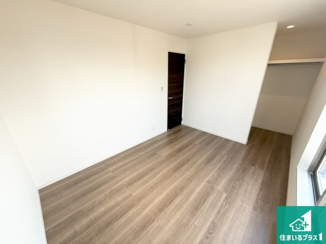 大阪市平野区加美鞍作　新築一戸建ての洋室|シンプルな洋室は、自分好みのインテリアが楽しめます♪ご家族とインテリアや家具を選びに行くのは新築購入時の醍醐味の一つです。ぜひお楽しみください♪