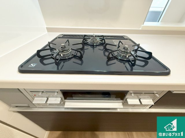 大阪市平野区加美鞍作　新築一戸建ての設備|ダブル高火力Ｓｉセンサー付きコンロ！３口あるので、まとめて料理をする時も大活躍！
