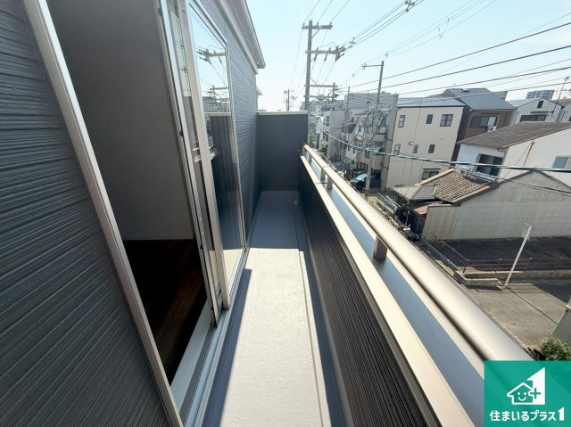 大阪市平野区加美鞍作　新築一戸建てのバルコニー|ワイドバルコニーは洗濯物を干すスペースが広いのでご家族が多くても安心！