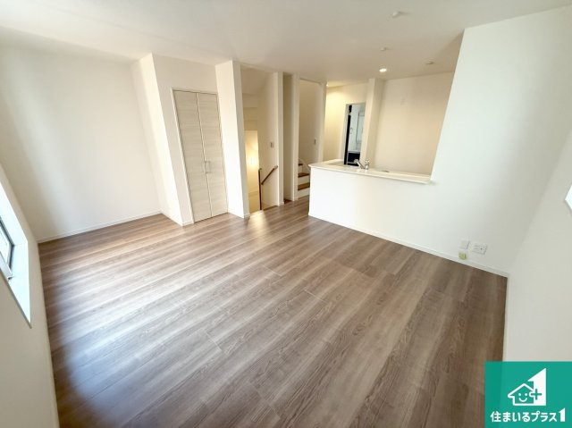 大阪市平野区加美鞍作　新築一戸建ての居間・リビング|シンプルなリビングは、観葉植物等のインテリアを楽しめますね！パパ好みにも、ママ好みにも家具次第で雰囲気を変えることができます！