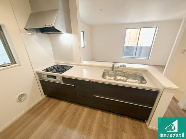 大阪市平野区加美鞍作　新築一戸建てのキッチン|リビングと統一感があり、使い勝手のいいキッチン。広々としているので、二人並んで作業が出来ちゃいます。お子様と一緒に色々なお料理に挑戦できるスペースがあります。