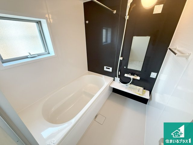 大阪市平野区加美鞍作　新築一戸建ての浴室|足をゆったり伸ばして寛げる浴槽です。窓が設けられていますので差し込む光が明るく穏やかな雰囲気にしてくれます♪浴室乾燥機も設置しているので、雨の日の洗濯物も安心です♪