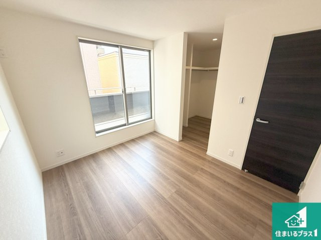 大阪市平野区加美鞍作　新築一戸建ての洋室|寝室は心地よい眠りについてもらいたくて、シンプルかつ開放的な空間な設計にしています！大きな窓から差し込む日が心地いいです♪